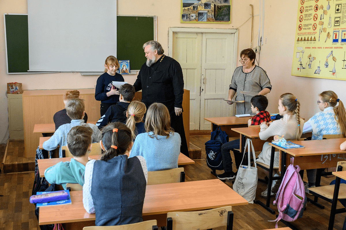 В рамках недели православной книги иерей Алексей Нестеров посетил школу  номер два — Александровская епархия