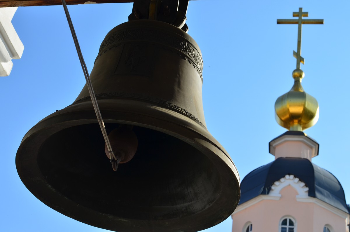 Слышать звон колоколов. Колокола Богоявленского собора в Томске. Церковные колокола. Колокола в церкви.